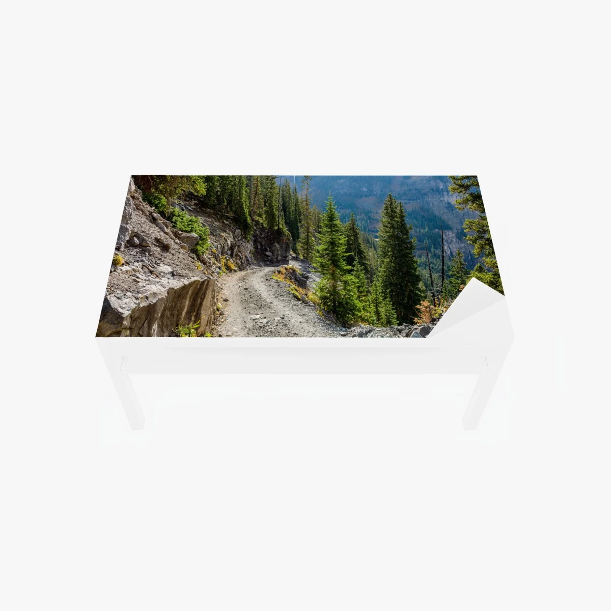 Adesivo per tavolo e scrivania sentiero di montagna tra conifere e rocce • Wallissimo® Adesivo per tavolo e scrivania sentiero di montagna tra conifere e rocce • Wallissimo®