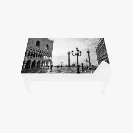 Adesivo per tavolo e scrivania mattina a Venezia: piazza San Marco in bianco e nero • Wallissimo®