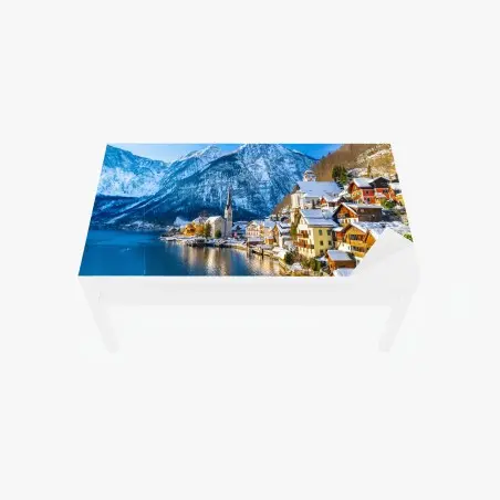 Adesivo per tavolo e scrivania villaggio alpino sul lago innevato • Wallissimo®