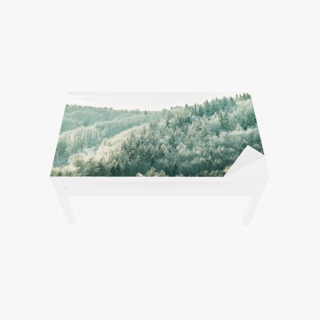 Adesivo per tavolo e scrivania silenzio luminoso della foresta innevata • Wallissimo®