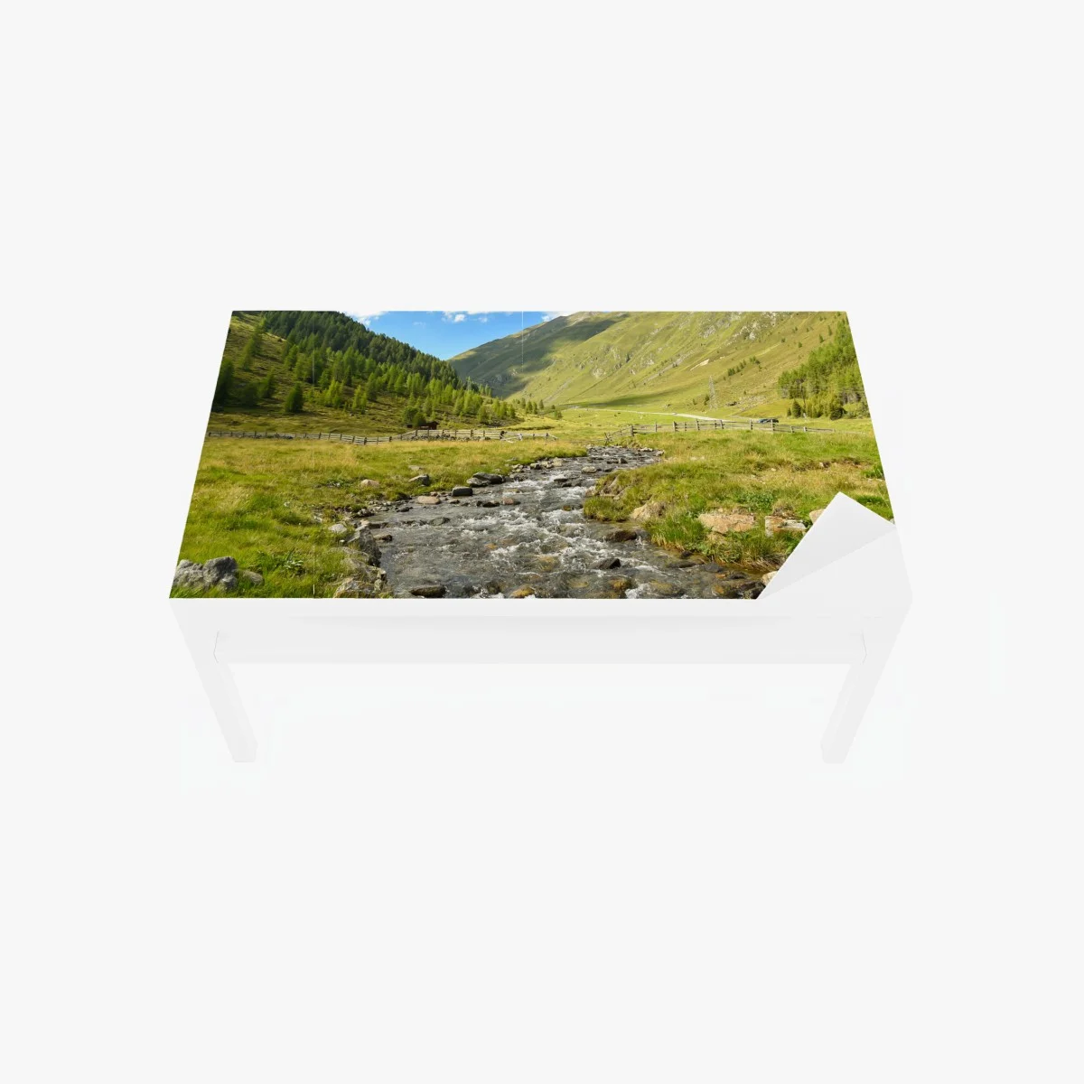 Adesivo per tavolo e scrivania panorama alpino con torrente e prati • Wallissimo® Adesivo per tavolo e scrivania panorama alpino con torrente e prati • Wallissimo®