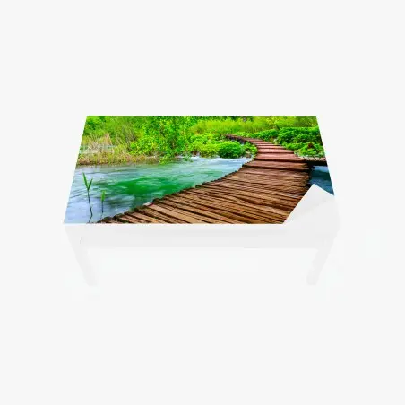 Adesivo per tavolo e scrivania passerella di legno in mezzo al verde • Wallissimo®