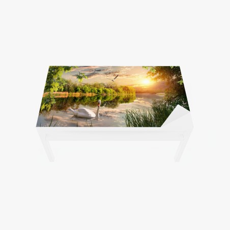 Adesivo per tavolo e scrivania tramonto sul lago con cigno e riflessi • Wallissimo®