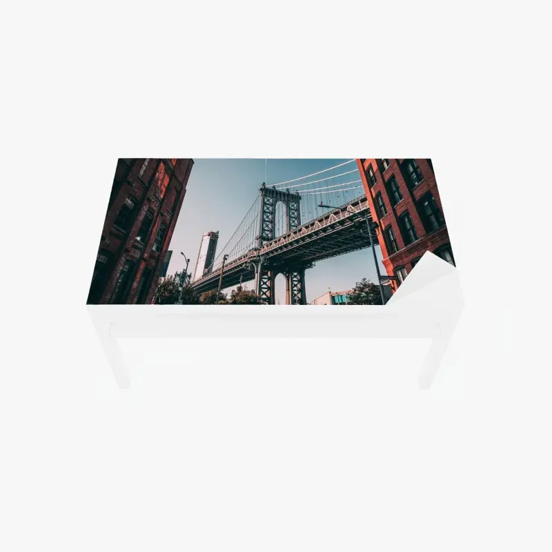 Adesivo per tavolo e scrivania scorcio urbano: ponte di Manhattan tra palazzi in mattoni
