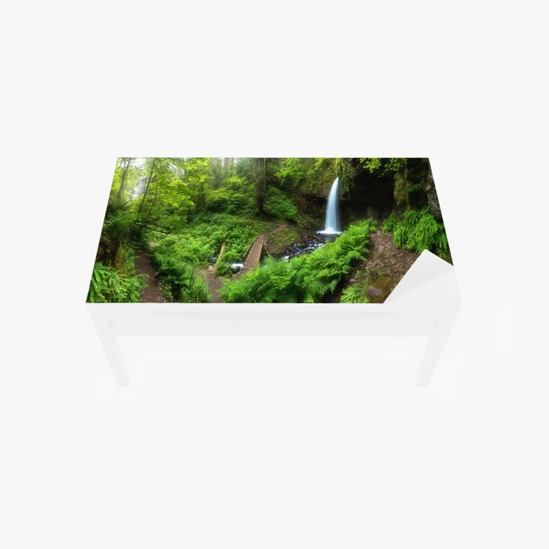 Adesivo per tavolo e scrivania oasi verde con cascata e passerella