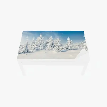 Adesivo per tavolo e scrivania panorama invernale di abeti innevati • Wallissimo®