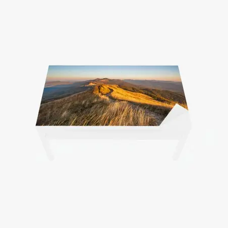 Adesivo per tavolo e scrivania panorama montano al tramonto dorato • Wallissimo®