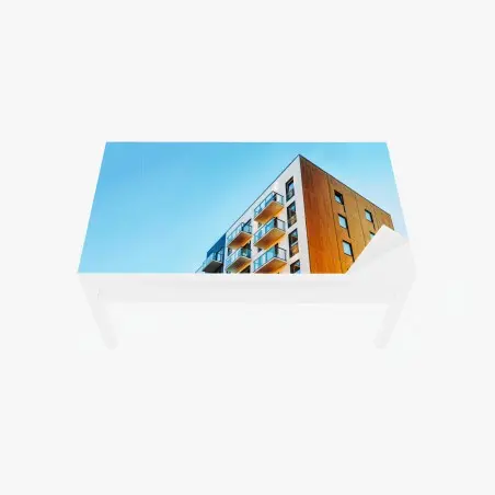 Adesivo per tavolo e scrivania facciata moderna con balconi su cielo azzurro • Wallissimo®