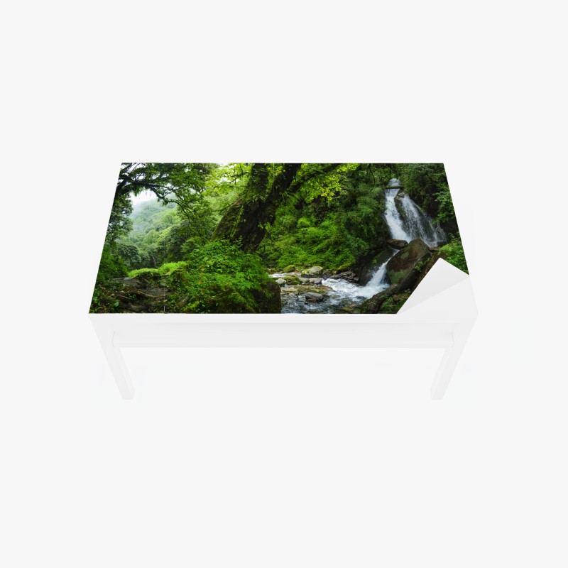 Adesivo per tavolo e scrivania angolo verde: cascata nella foresta