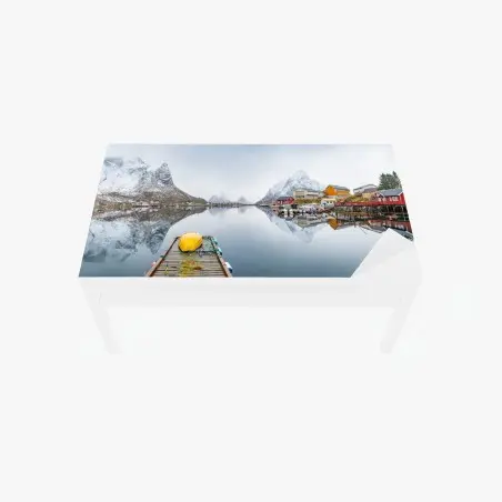 Adesivo per tavolo e scrivania riflessi sul fiordo innevato • Wallissimo®