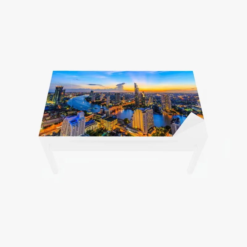 Adesivo per tavolo e scrivania tramonto urbano sul fiume: skyline illuminato