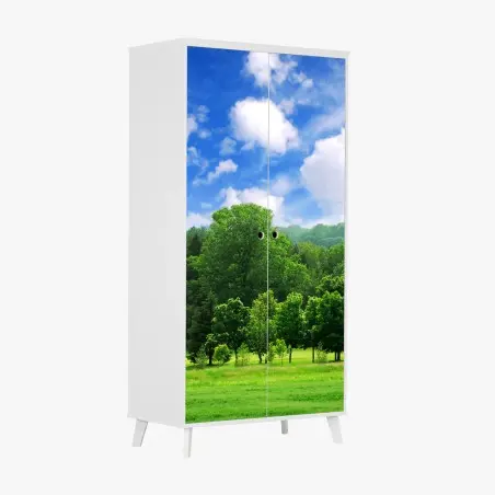 Adesivo per armadio panorama estivo di bosco giovane e cielo azzurro • Wallissimo®