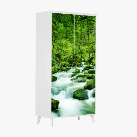 Adesivo per armadio ruscello smeraldo nella foresta • Wallissimo®