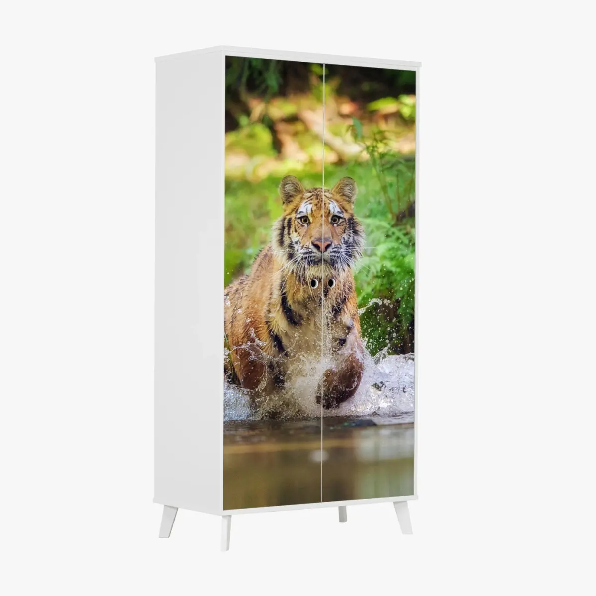 Adesivo per armadio tigre maestosa che attraversa l'acqua nella foresta • Wallissimo®