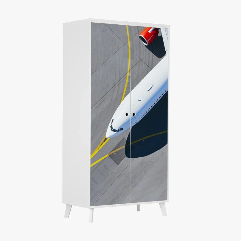 Adesivo per armadio aereo bianco sulla pista vista aerea