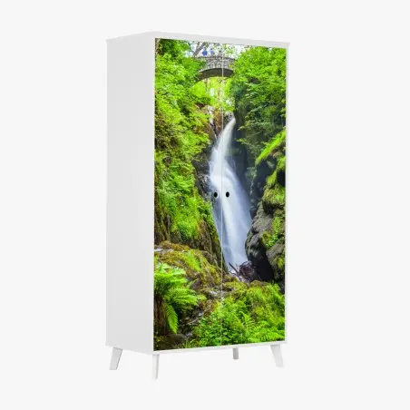 Adesivo per armadio cascata nella gola verde con ponte in pietra • Wallissimo®