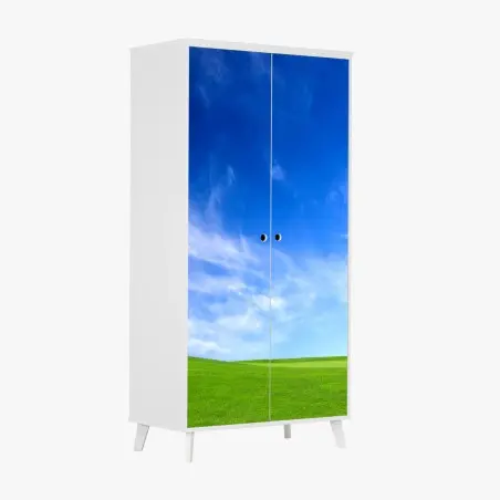 Adesivo per armadio prato verde sotto un cielo azzurro • Wallissimo®