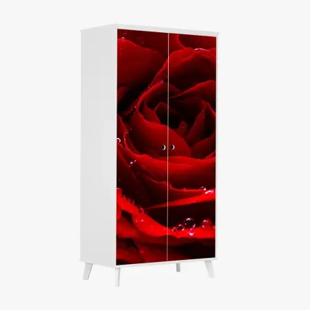 Adesivo per armadio rosa rossa in primo piano con gocce di rugiada • Wallissimo®