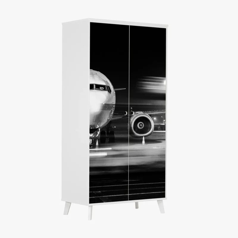 Adesivo per armadio aereo in primo piano sulla pista di notte