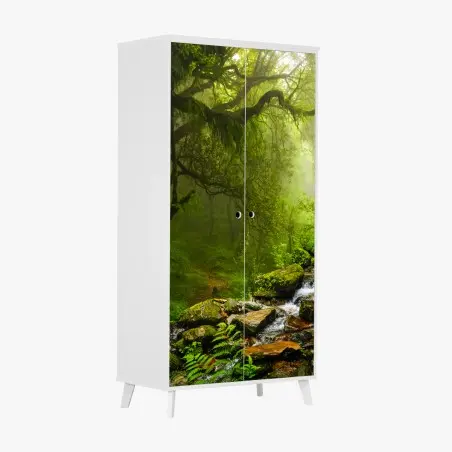 Adesivo per armadio paesaggio verde: ruscello nella foresta incantata • Wallissimo®