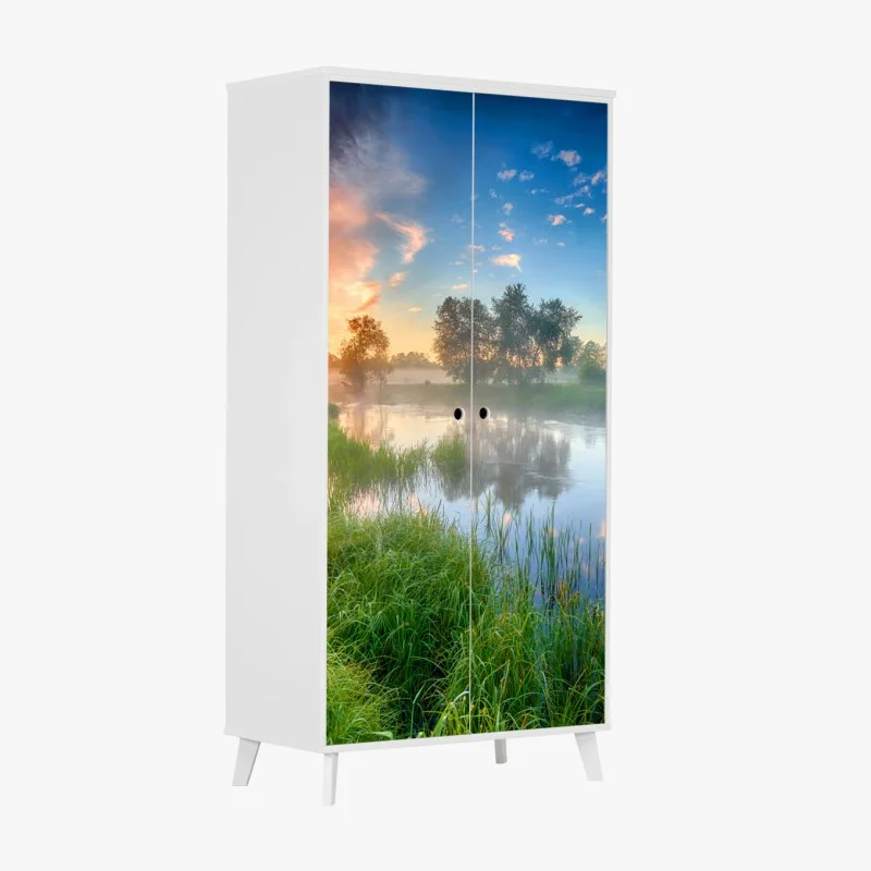 Adesivo per armadio alba estiva sul fiume nebbioso