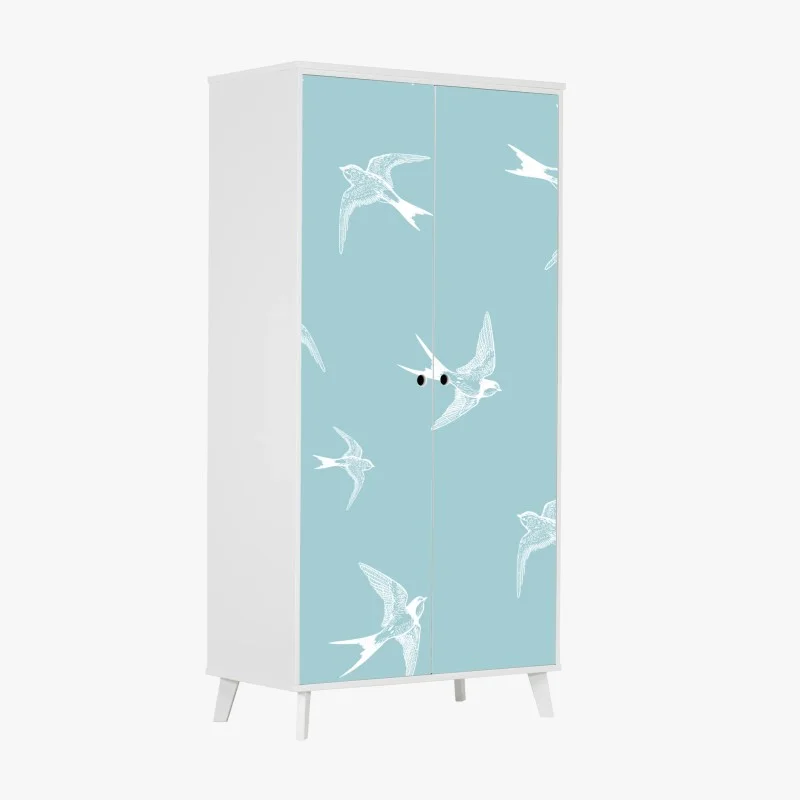 Adesivo per armadio rondini in volo su sfondo azzurro