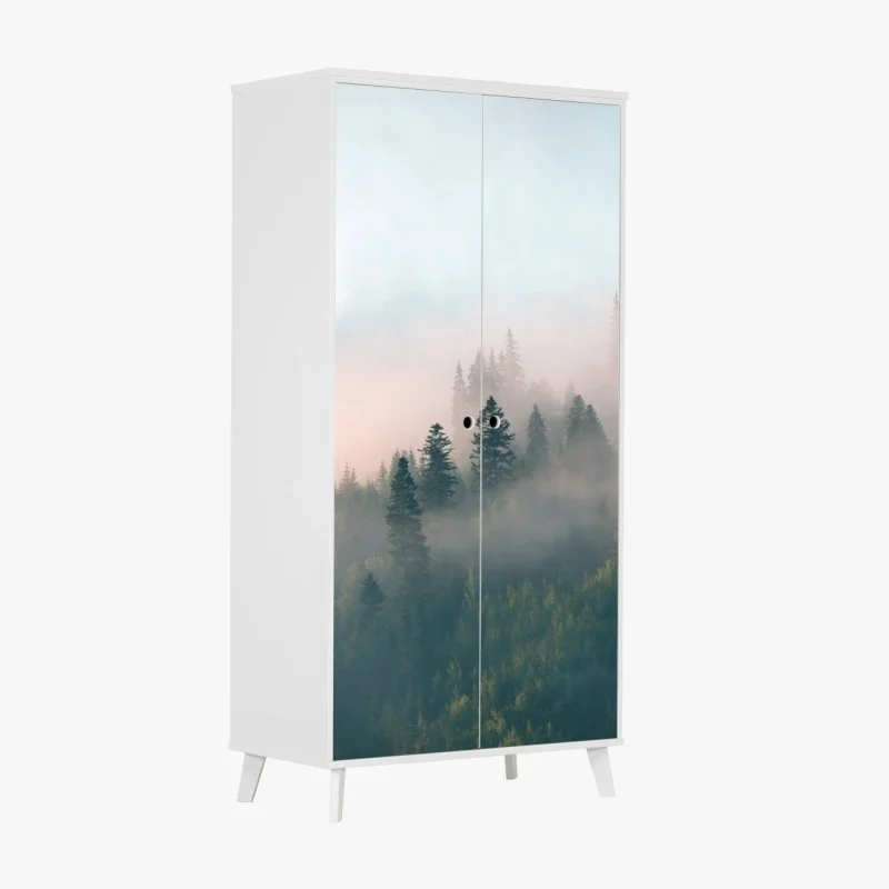 Adesivo per armadio alba nella foresta avvolta dalla nebbia
