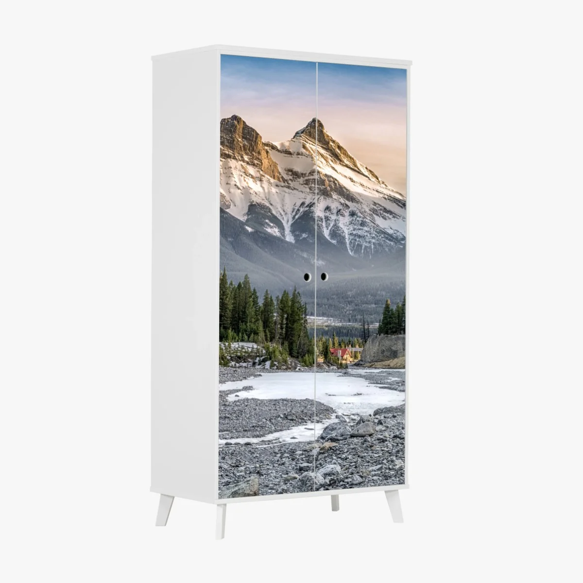 Adesivo per armadio tramonto sulle cime innevate con foresta e ruscello • Wallissimo® Adesivo per armadio tramonto sulle cime innevate con foresta e ruscello • Wallissimo®