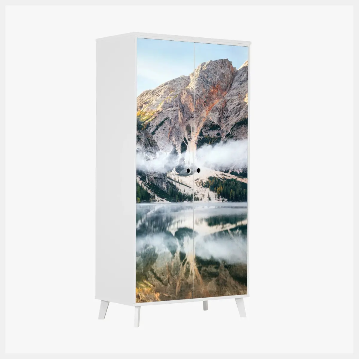 Adesivo per armadio paesaggio alpino con lago e barche in riva • Wallissimo®