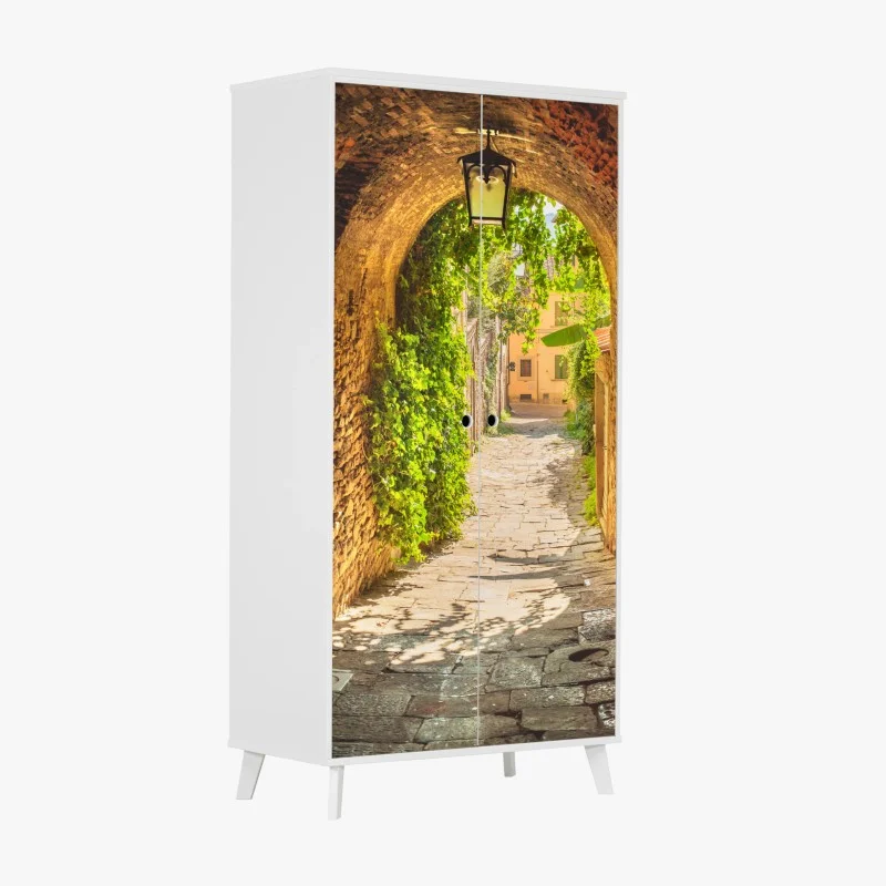 Adesivo per armadio vicolo medievale soleggiato in Toscana