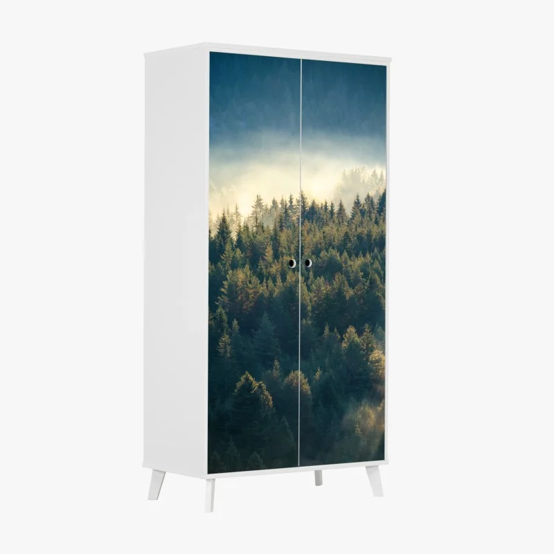 Adesivo per armadio foresta di pini nella nebbia dorata