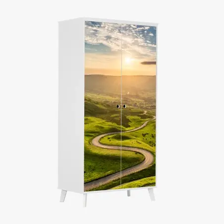 Adesivo per armadio strada serpeggiante al tramonto sulle colline verdi • Wallissimo®