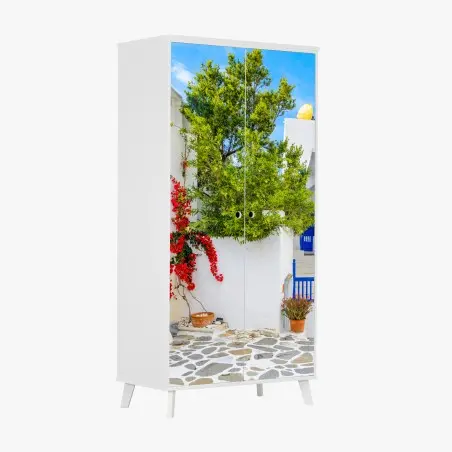 Adesivo per armadio angolo mediterraneo con bougainvillea e porte blu • Wallissimo®