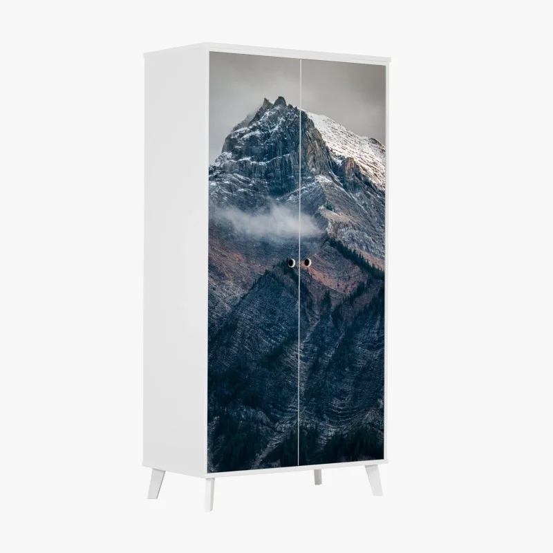 Adesivo per armadio maestoso picco innevato tra rocce e nebbia