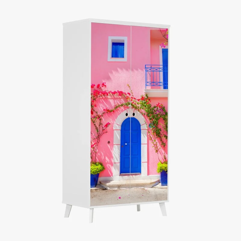 Adesivo per armadio porta blu su facciata rosa con bouganvillea