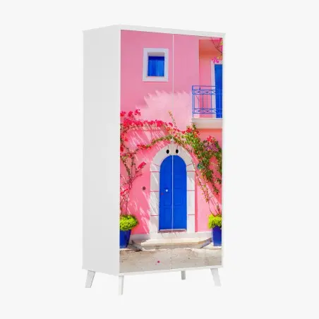 Adesivo per armadio porta blu su facciata rosa con bouganvillea • Wallissimo®