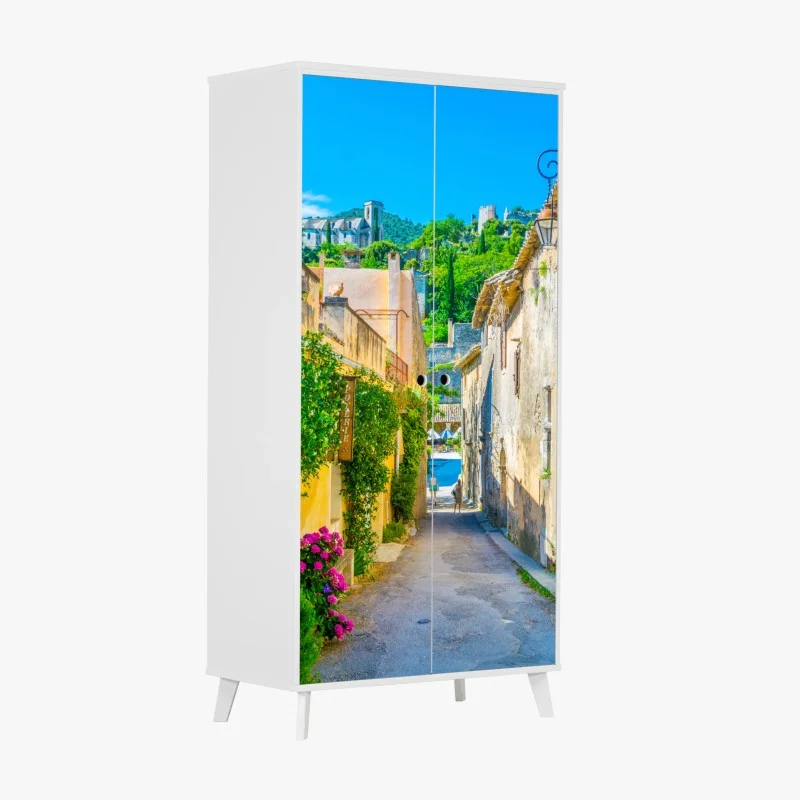 Adesivo per armadio vibrante vicolo mediterraneo in borgo collinare