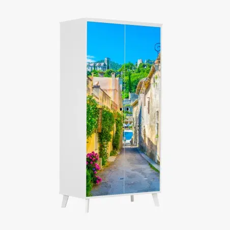 Adesivo per armadio vibrante vicolo mediterraneo in borgo collinare • Wallissimo®