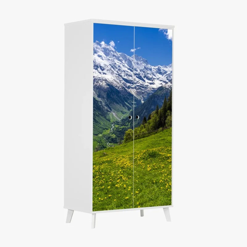 Adesivo per armadio panorama alpino primaverile con prati fioriti