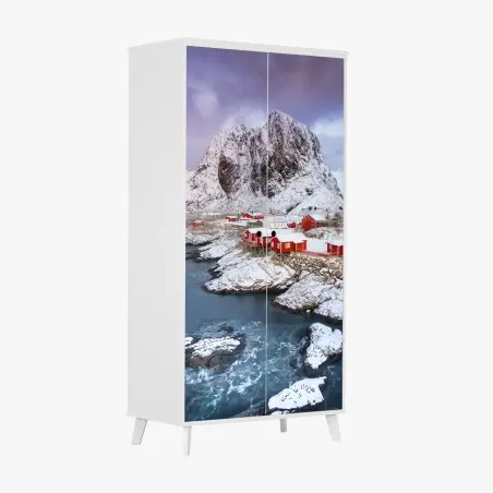 Adesivo per armadio rorbu rosse sul fiordo innevato • Wallissimo®