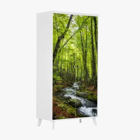 Adesivo per armadio torrente nel bosco primaverile • Wallissimo®