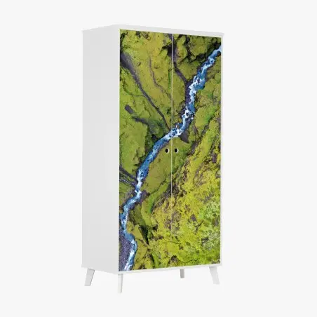 Adesivo per armadio fiume azzurro tra colline di muschio • Wallissimo®