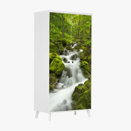 Adesivo per armadio cascata di smeraldo nella foresta di Slovenský Raj • Wallissimo®