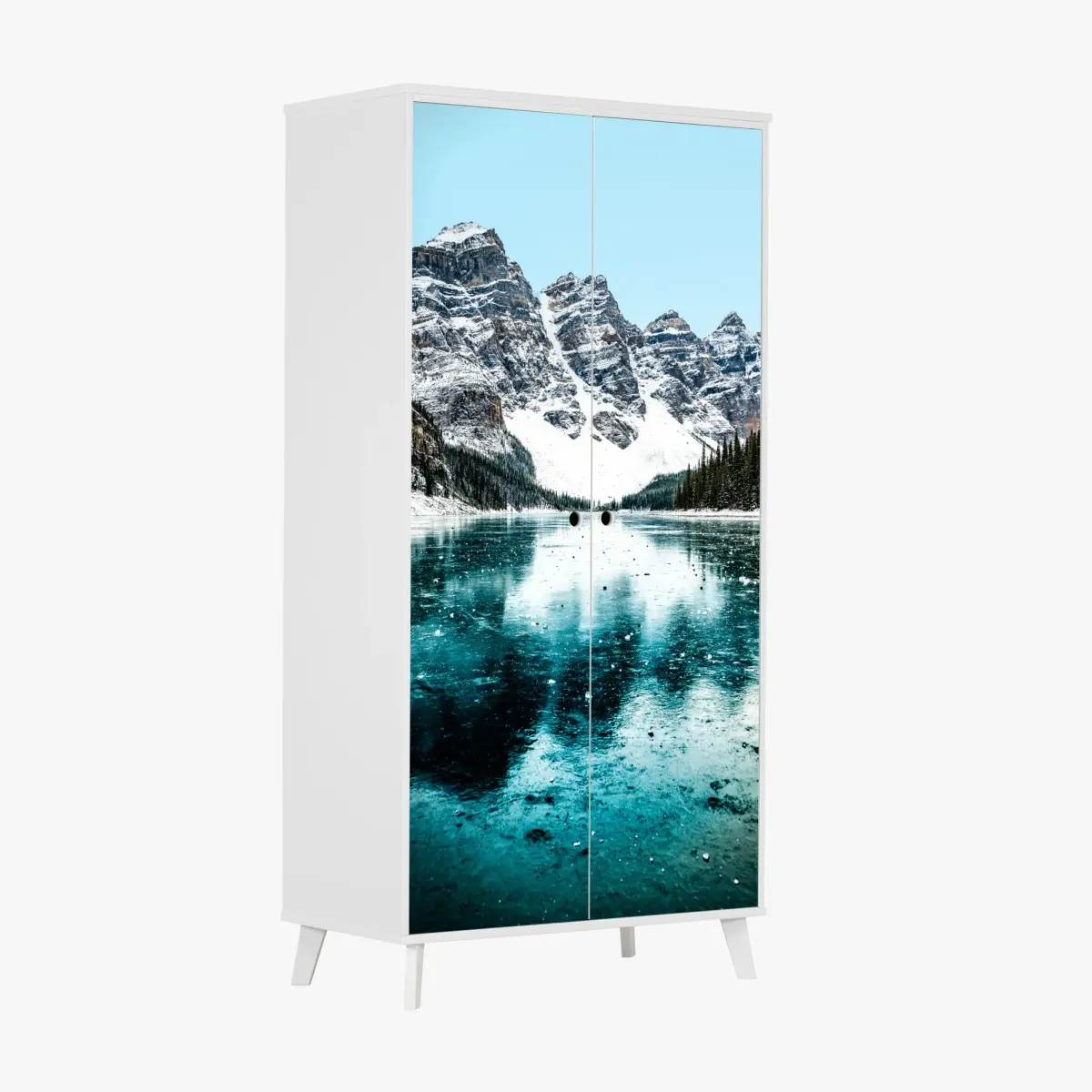 Adesivo per armadio vista montana innevata con lago turchese riflettente • Wallissimo®