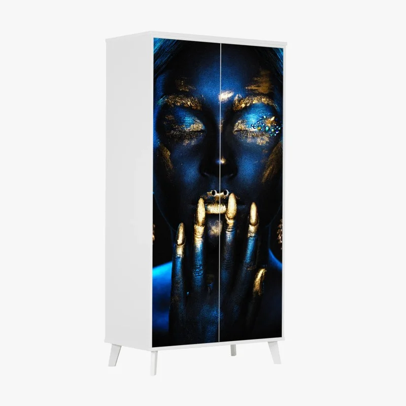 Adesivo per armadio ritratto glamour blu e oro con dettagli dorati