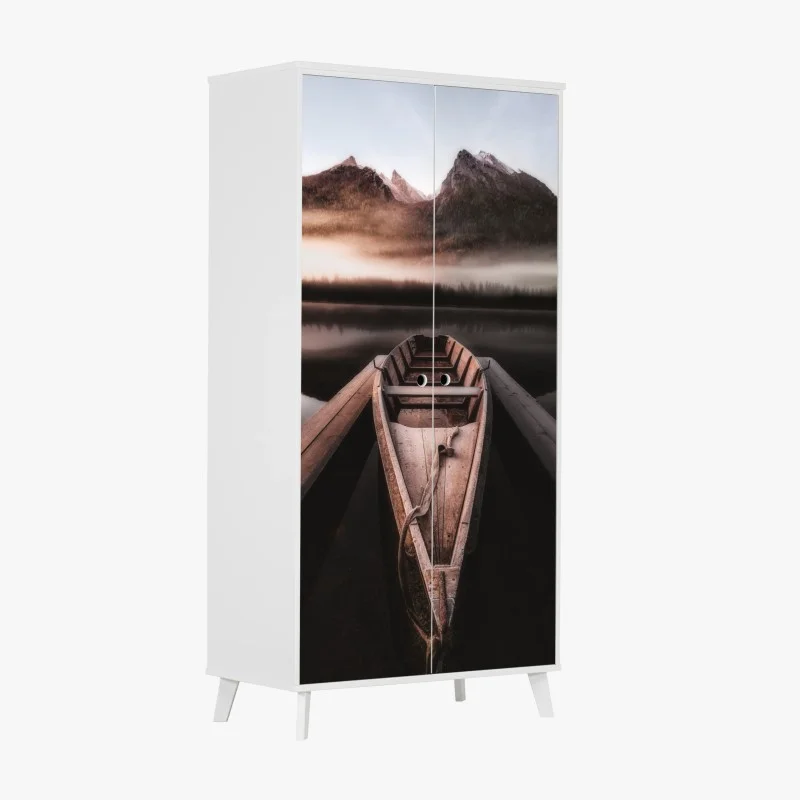 Adesivo per armadio barca solitaria sul lago nella nebbia