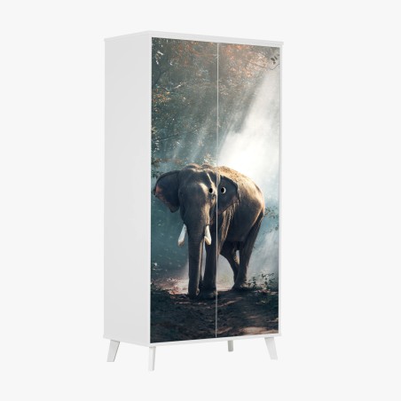 Adesivo per armadio elefante maestoso nella foresta illuminata • Wallissimo®