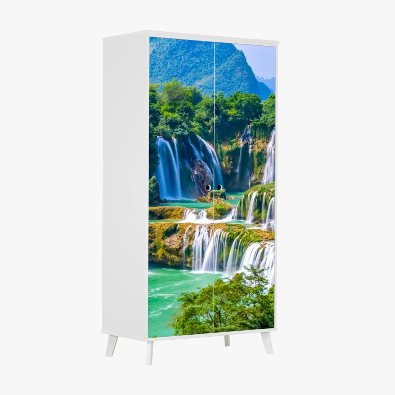 Adesivo per armadio cascata verde smeraldo tra le montagne