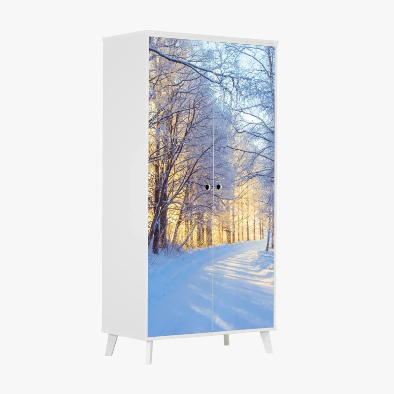 Adesivo per armadio bosco innevato alla luce dorata