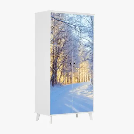 Adesivo per armadio bosco innevato alla luce dorata • Wallissimo®